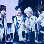 [뉴이스트] <b>의자</b> 세 개라 고민하고 있는 아이돌