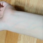 [댓글부탁해] 내 정맥?<b>힘줄</b>?암튼 무슨 색 같음