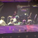 [방탄소년단] 어제 풀샷에 잡힌 본인 슬로건에 <b>신난</b>