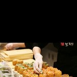 여러가지 <b>토핑</b>이 올라간 대왕 유부초밥.jpg