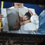 [EXO] 막내의 복근을 자랑하며 뿌듯해하는 엉<b>아들</b>