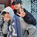 [EXO] 모두 준면이 허리 <b>위에</b> 손 올린거 봐조