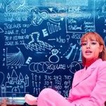 [충격] 온갖 스포가 가득한 뚜두뚜두 뮤비 속 <b>칠판</b>