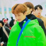 형광<b>색옷</b> 있는사람 있나