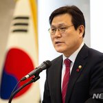 금융위원장 "우리금융 잔여<b>지분</b> 조속 매각...