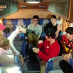 [EXO] 온건파라 손은 안대지만 얼굴은 <b>신난</b> 민석이 ㅋㅋㅋㅋ