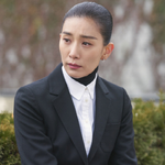 밝은 색 옷 입은 김서형