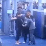 [댓글부탁해] 한국관광객, 외국보안요원 풀스윙샷