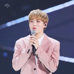 마이크 <b>한</b> <b>손</b>으로 못드는 남돌