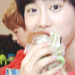 [EXO] 빵 뜯으며 남친한테 차인 얘기 <b>흥미</b>롭게 듣는 남사친