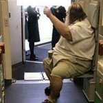 <b>비만</b> 승객 ‘뒤처리’ 해주고 울음 터트리며 구토한 승무원