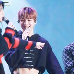 [강다니엘] <b>크롭</b>티에 가죽바지 입고도
