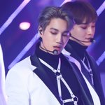 [카이] 엑소 무대에서 <b>은발</b> 찰떡 카이 종인 연말 짤