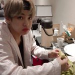 [댓글부탁해] 뷔한테 자꾸 과일 뺏기는 <b>RM</b>