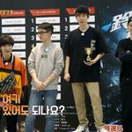 [EXO] 찬열이 레이싱 <b>수상</b>할때 슬쩍 끼는거 넘 귀엽지ㅠㅠㅠ