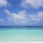 여름되서 <b>래쉬</b>가드 입고 에메랄드빛 바다에 수영하고싶다