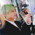 [방탄소년단] 너희 뭐 마실때 거울 본적 있음?