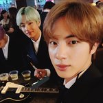 [방탄소년단] 이 <b>기타</b> 그램이 퍼포할 <b>때</b> 누가 들고 있던 것 아닌가...