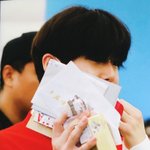 [EXO] 준면이 공항에서 팬들 <b>편지</b> 다 받아주고