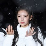 그냥 서 있어도 <b>열일</b>하는 미모 보유자