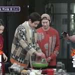 [EXO] 인쉥슐집에서 <b>찬열</b>이 떡볶이 만드나봐ㅋㅋㅋㅋ