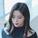 유심히 바라보게 만드는 <b>여</b><b>돌</b>