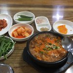 혼자 국밥 먹으러 왔당