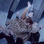 칼군무 아주 대단하네요