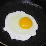 <b>계란</b>후라이 만들때 노른자 부분 터트려 먹으면 무슨 맛이야?