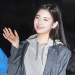 있지 리아는 웃는게 <b>부자연</b>스러운거같아