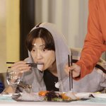 [EXO] 애들 먹는거 무슨 회일까 ㅈㄴ 맛있어<b>보임</b>