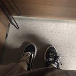 아침에 정신없어서 신발 짝짝<b>이임</b>