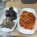분식집에서 <b>순대</b> 잘먹는 친구들 이거좀 봐조