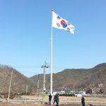 태극기가 바람에 펄럭입니다