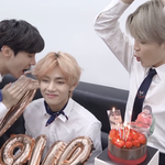 [방탄소년단] 아빠랑 나란히 케이크 위에 <b>장착</b>됐네 ㅋㅋㅋ