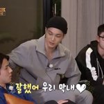 [EXO] 종인이가 세훈이 <b>머리</b> 쓰담<b>한</b>거 둘다 존귀