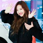 팬들한테 인사하는 <b>나연</b>