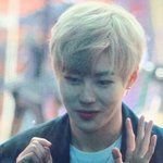 유리<b>너머</b>로 팬들 아련하게 바라보는 하성운 좀 봐ㅠㅠ