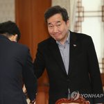 <b>참석자</b>들과 인사하는 이낙연 총리