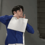 턱선으로 <b>종이</b> 찢는 옹성우