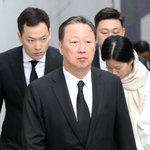 고인의 마지막 길 <b>배웅</b>하는 박용만 회장