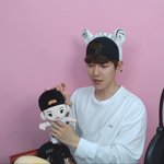[EXO] 백현이 인형을 들고있는 백현이ㅋㅋㅋ