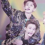 [EXO] 업을때와 업힐때 표정의 <b>차이</b>ㅋㅋ