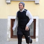 울면서 운동하는 배우