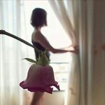 꽃이 되어 한껏 <b>우아</b>해진 드레스