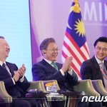 박수치는 문재인 대통령