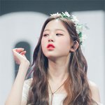 유심히 바라보게 만드는 <b>여</b><b>돌</b>