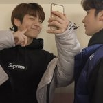 셀카 찍는 <b>txt</b> 최수빈..