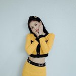 <b>개나리</b>색 의상도 잘어울리는 제니