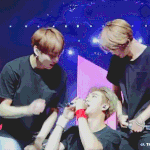 [방탄소년단] 셀프 <b>악수</b>에 이어 셀프 꽃받침 ㅋㅋㅋㅋ